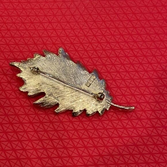 Vintage Signed BSK silver-tone leaf brooch/pin - Picture 4 of 4